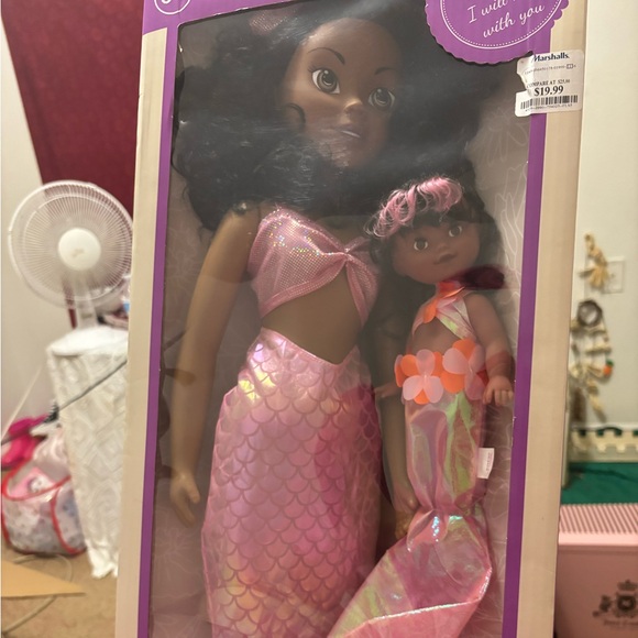 Selling brand new doll that hasn’t been open - Picture 4 of 5